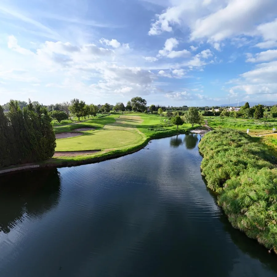 Lago junto al campo de golf y jardines